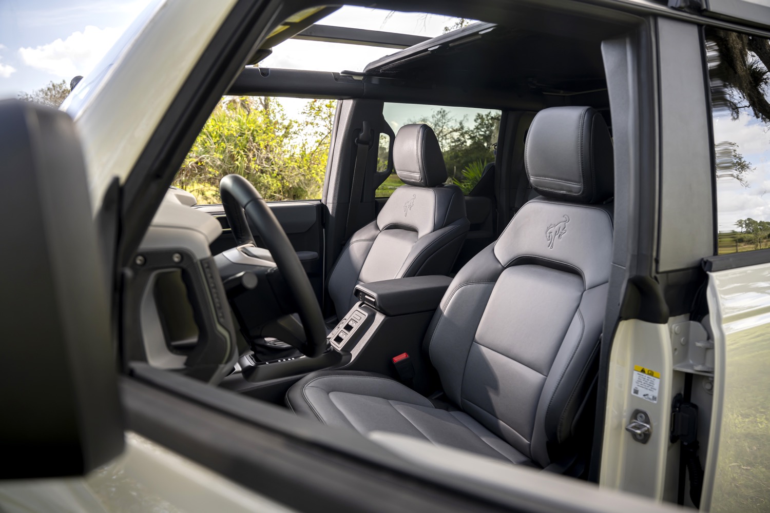 2027-bronco-interior-vinyl-seats.jpg