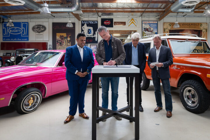 first-gen-ford-bronco-jay-leno-garage 2.jpg